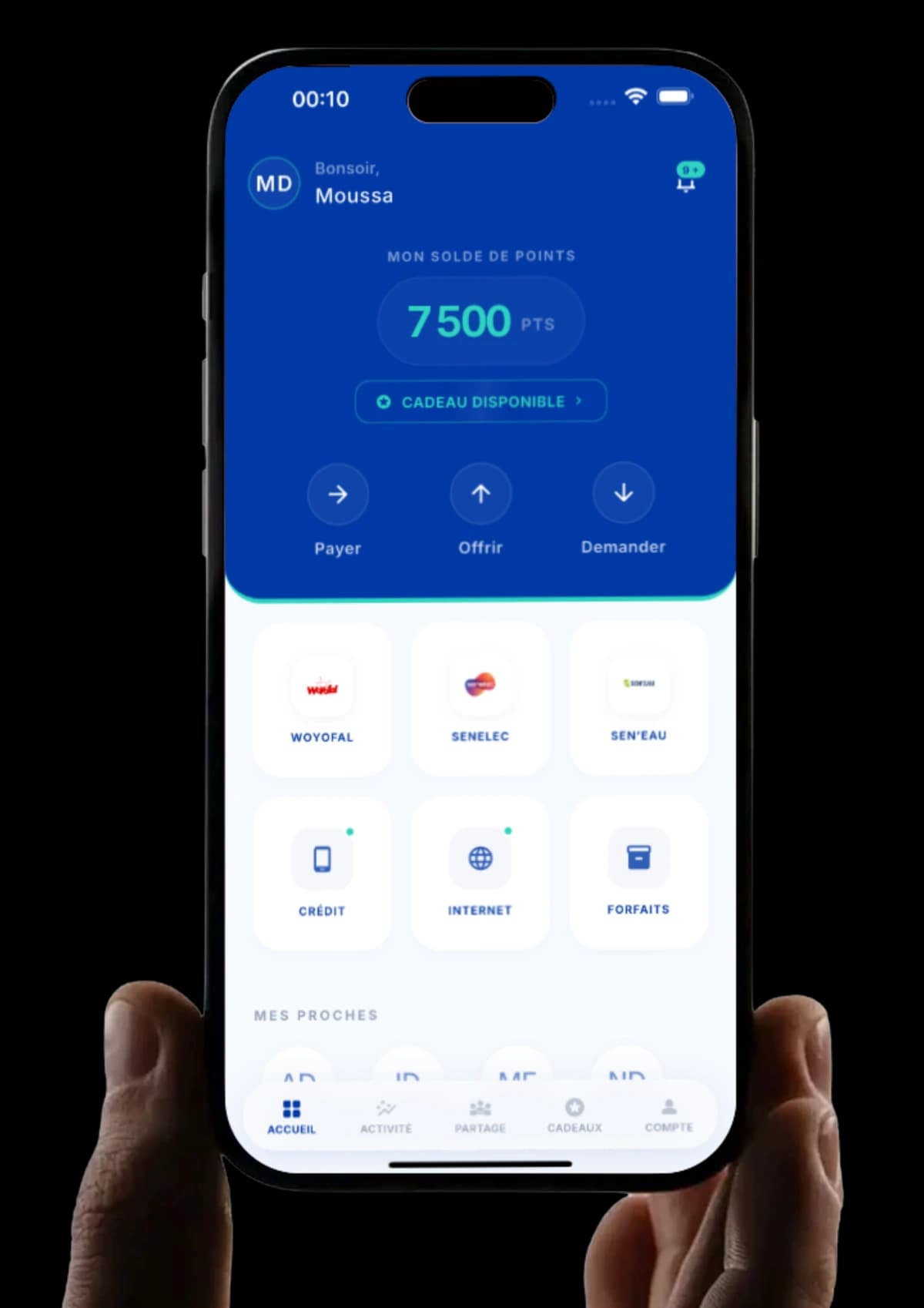 L'application Kodo tenue en main : solde de points, et accès direct à Woyofal, Senelec et Sen'Eau.
