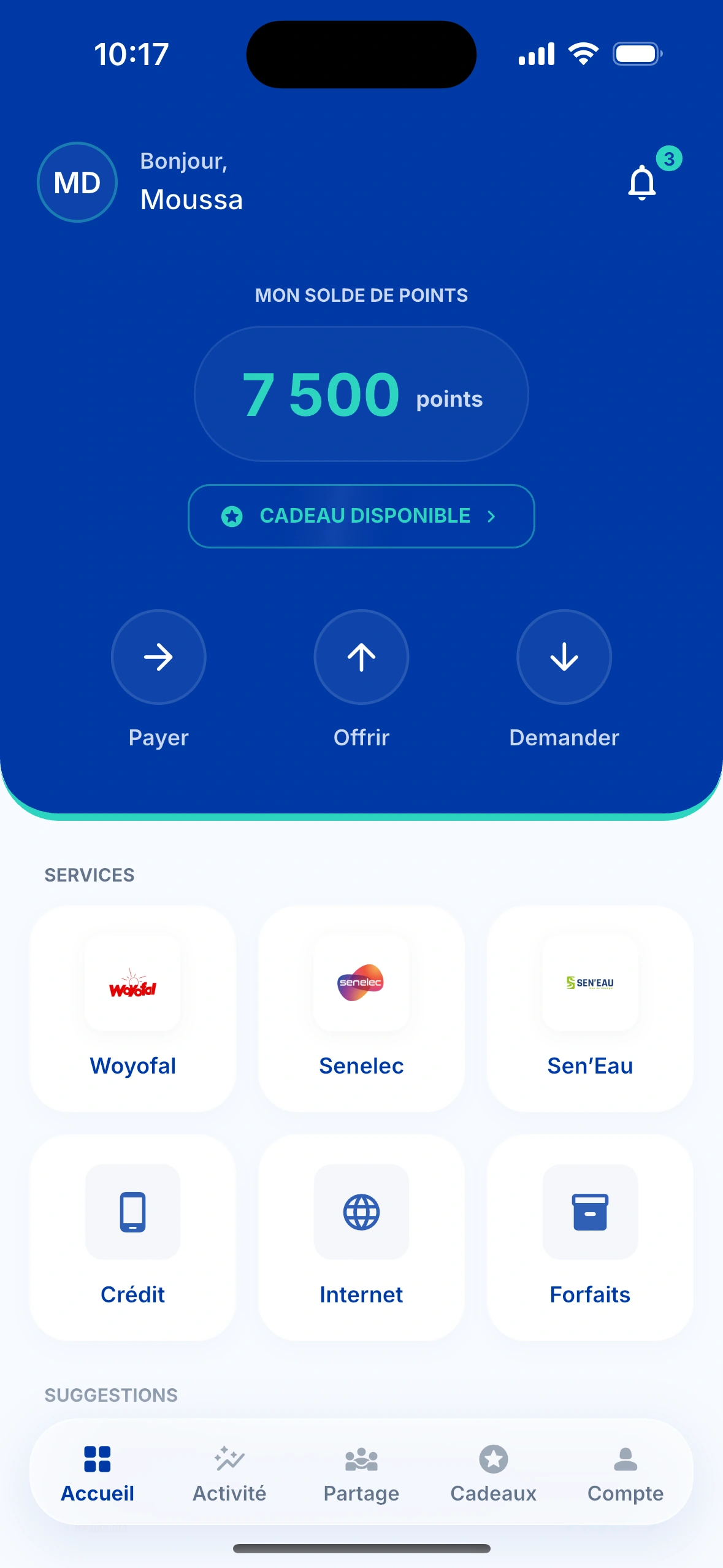 L'application Kodo tenue en main : solde de points, et accès direct à Woyofal, Senelec et Sen'Eau.
